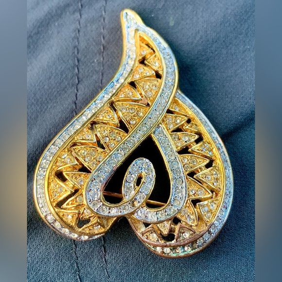 Mid Century Vintage Rhinestone Jeweled Gold Tone Metal Heart Shaped Brooch - Picture 11 of 11